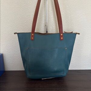 Portland Leather Medium Zipper Tote in Teal